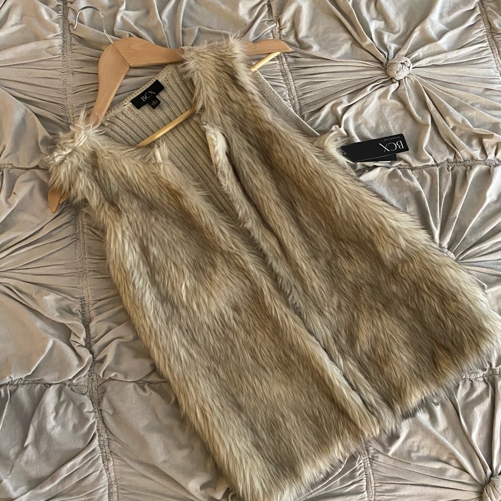 BCX Macy’s fur and knit vest nwt